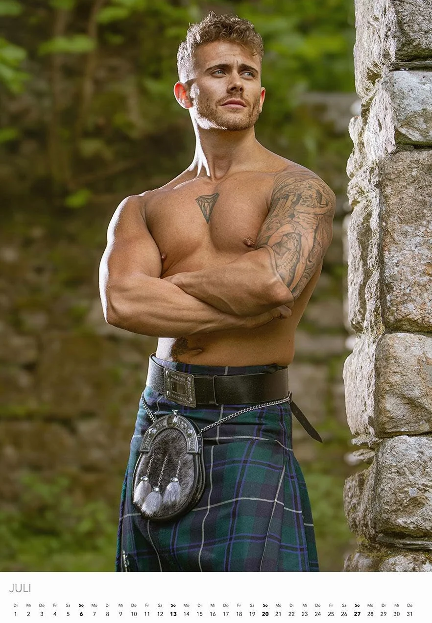 Men in Kilts Kalender 2025: Schottlands stärkste Kerle.