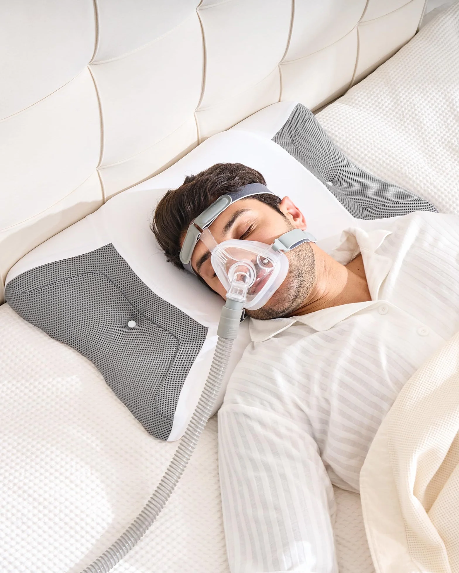 Poduszka CPAP na szyję z pianki wiskoelastycznej, ergonomiczna poduszka dla osób cierpiących na bezdech senny, z poszerzonymi rowkami bocznymi, które zmniejszają nacisk maski i wyciek powietrza