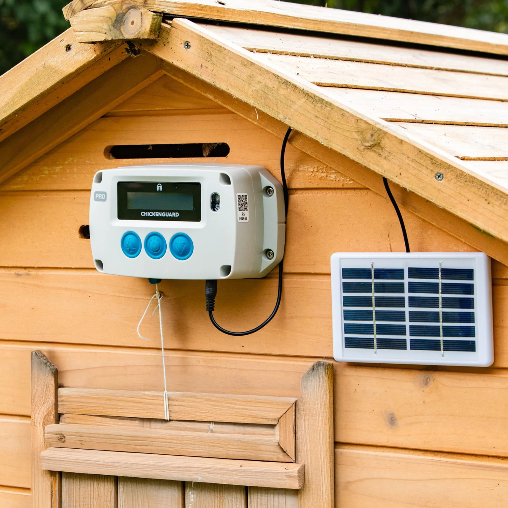 Automatyczne otwieranie drzwi kurnika, timer ChickenGuard "PRO Solar" / czujnik światła, mocny silnik podnosi drzwi/klapy do 2 kg, zestaw paneli słonecznych w zestawie (drzwi nie są dołączone)