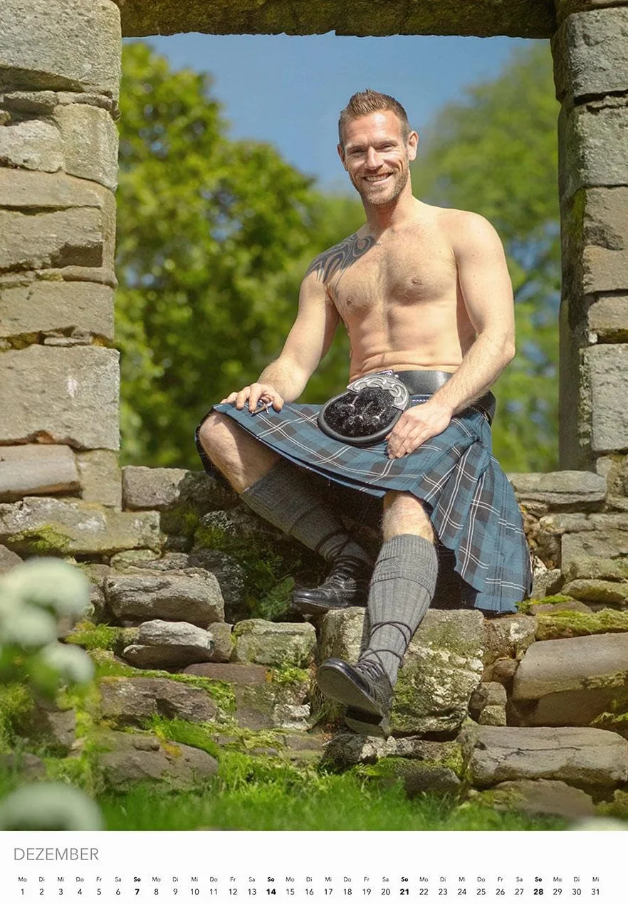 Men in Kilts Kalender 2025: Schottlands stärkste Kerle.