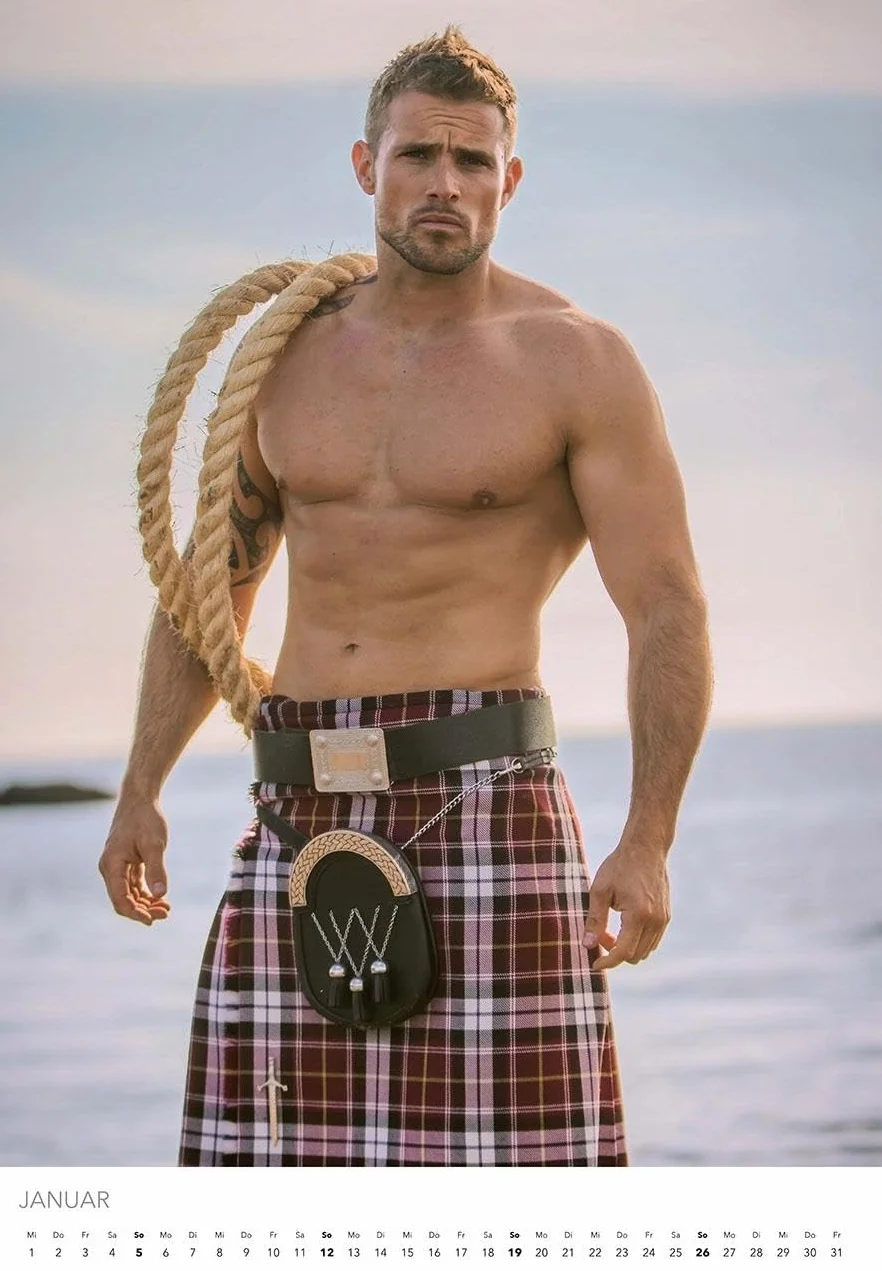 Men in Kilts Kalender 2025: Schottlands stärkste Kerle.