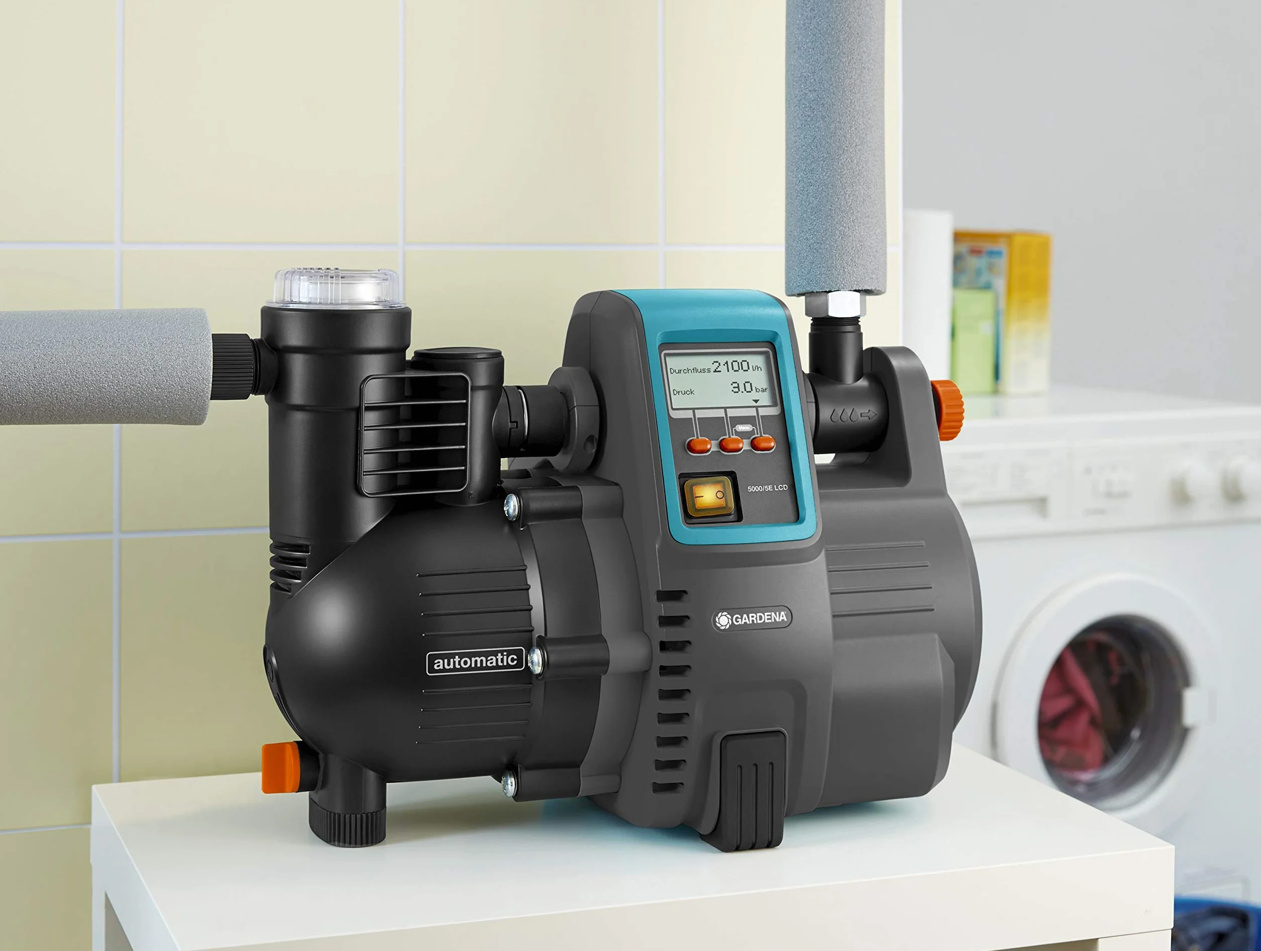 Gardena automatyczny hydrofor Comfort 5000/5E LCD: wyświetlacz LCD, energooszczędność, wydajność 5000 l/h, silnik 1300 W, ochronny wyłącznik termiczny i zabezpieczenie przed pracą na sucho (1759-20)