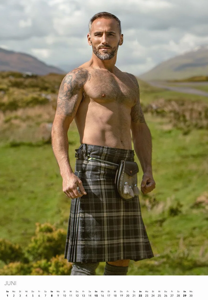 Men in Kilts Kalender 2025: Schottlands stärkste Kerle.